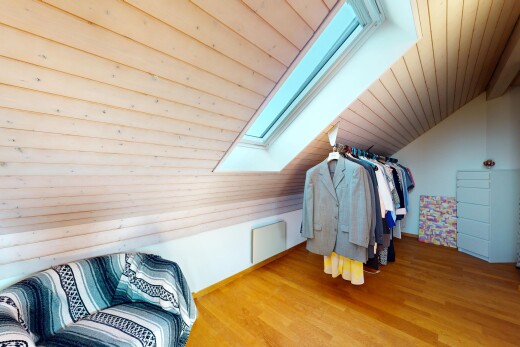 zimmer / schlafzimmer mit dachfenster, holzdecke, wood ceiling, holzfußboden, und wood finish floor