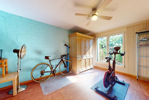 fitnessstudio mit natürliches licht, natural light, holzfußboden, wood finish floor, und inside property