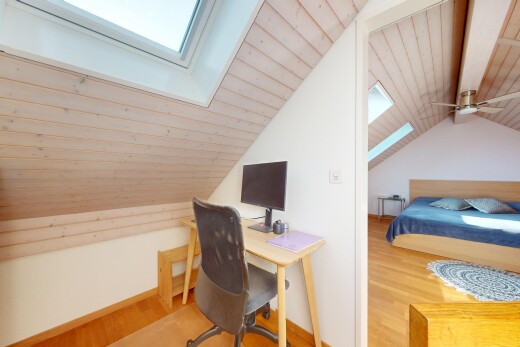 zimmer / schlafzimmer mit dachfenster, dachschräge, holzdecke, vaulted ceiling, und wood ceiling