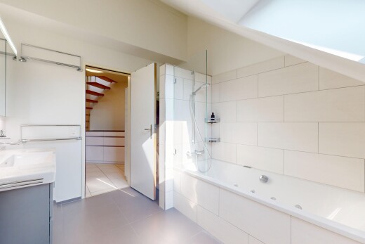 bad mit kombiniertes bad / dusche, tile tub, komplettes badezimmer, spiegel, und schminktisch