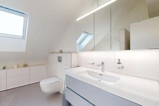 bad mit schminktisch, spiegel, inside property, toilette, und natürliches licht