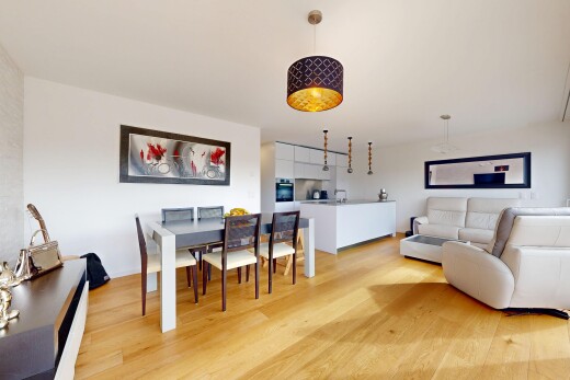 wohn- / esszimmer mit wood finish floor, holzfußboden, inside property, drywall, und gipskartonwand