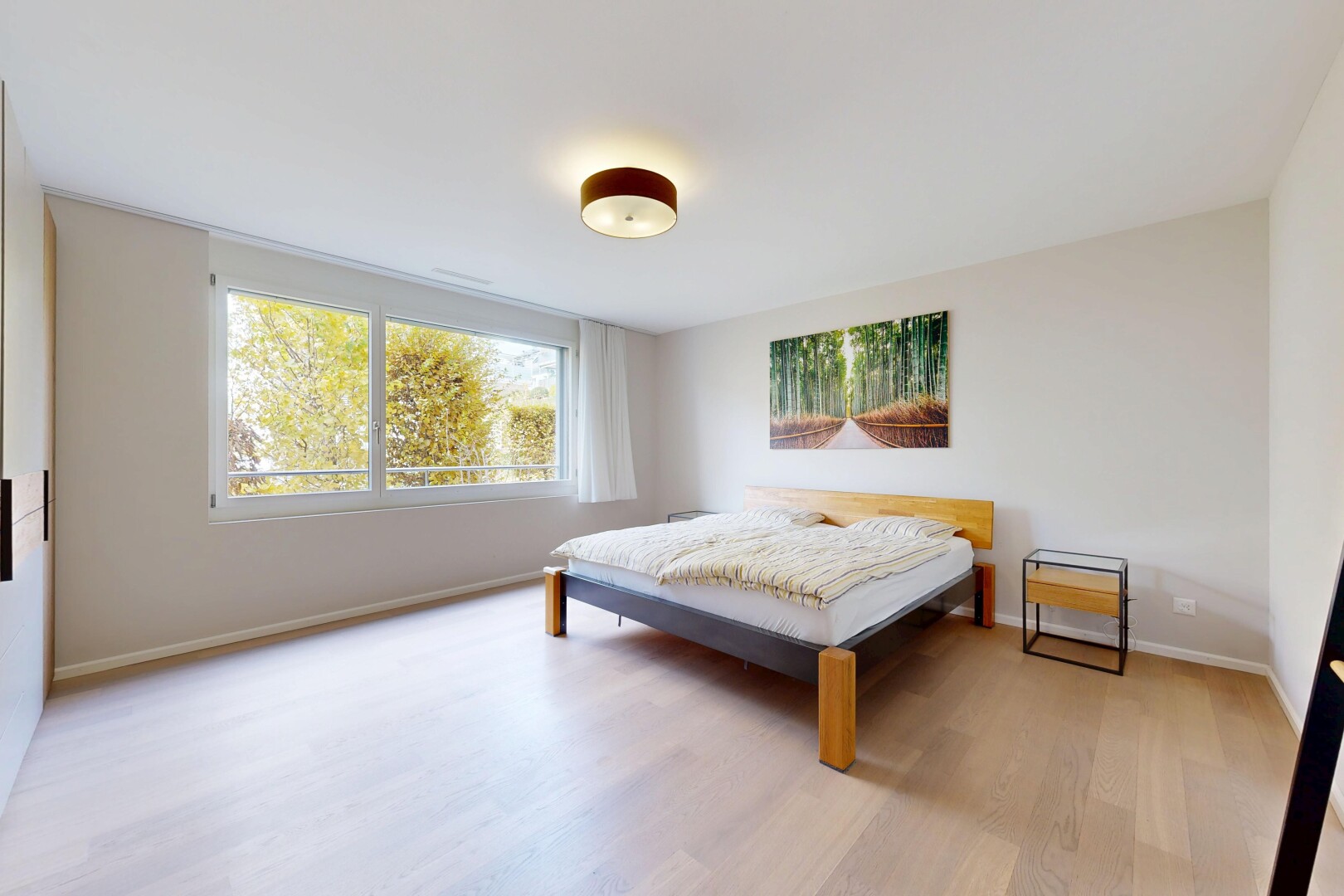 zimmer / schlafzimmer mit drywall, gipskartonwand, natural light, natürliches licht, und inside property