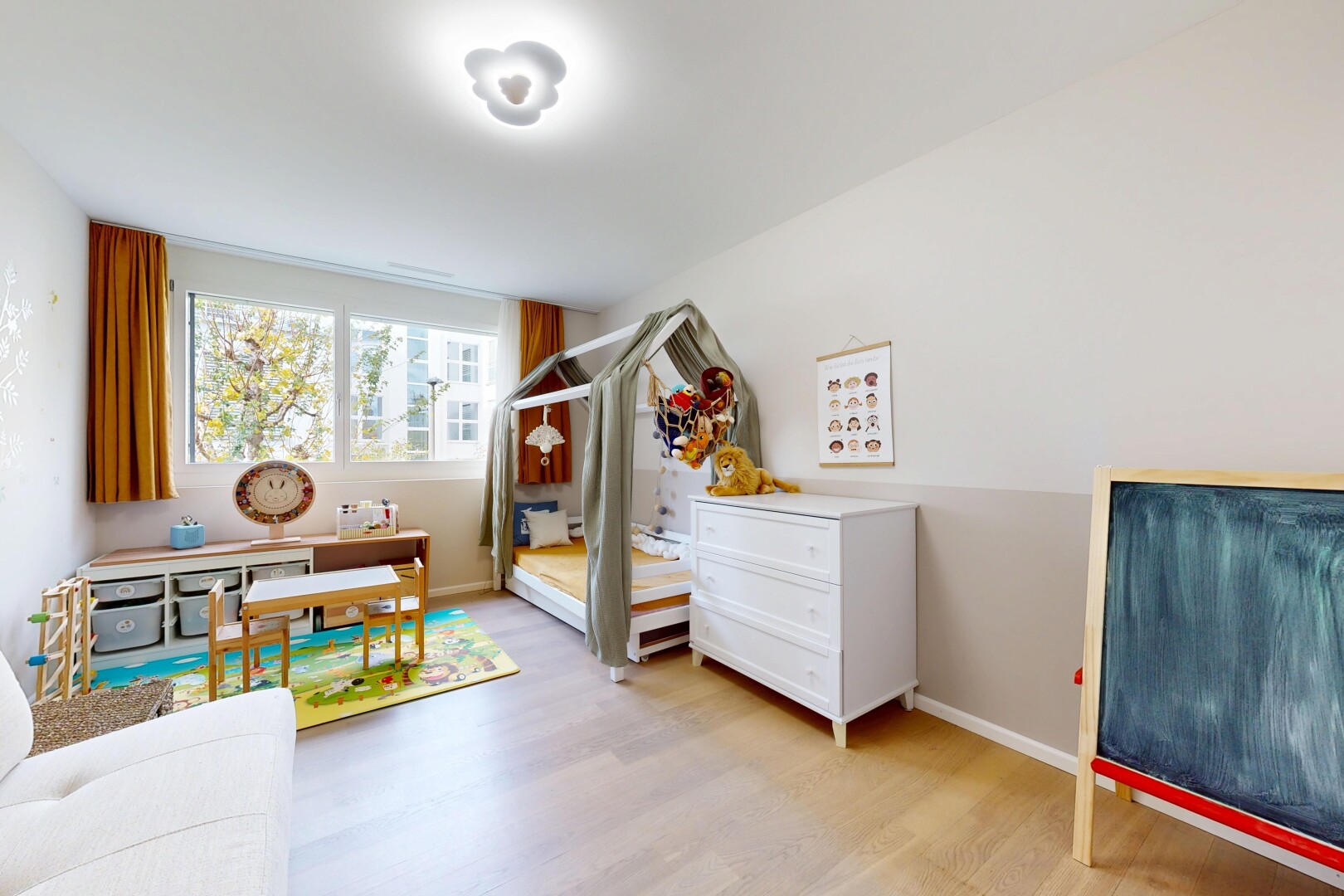 zimmer / schlafzimmer mit natürliches licht, natural light, holzfußboden, wood finish floor, und inside property