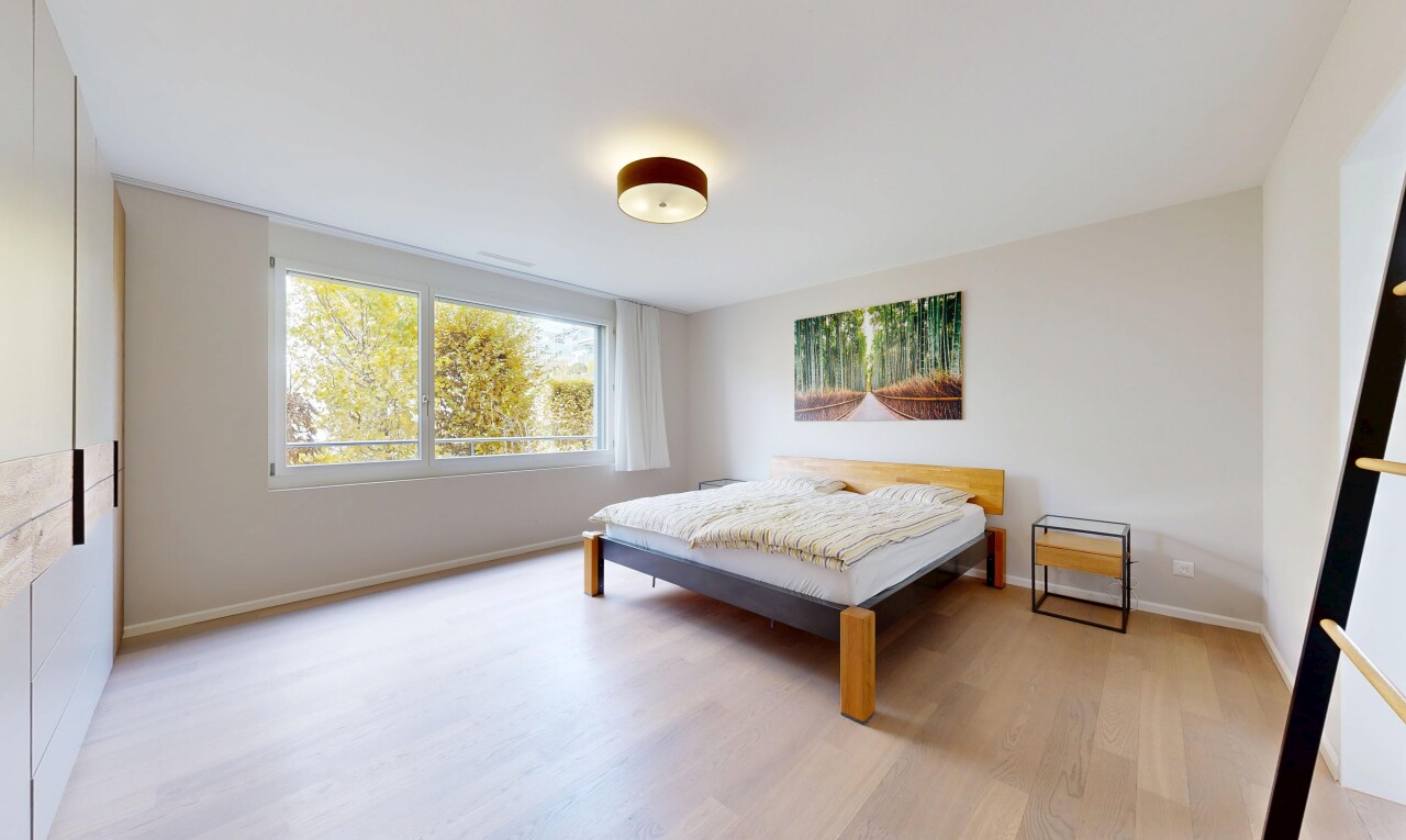 zimmer / schlafzimmer mit drywall, gipskartonwand, natural light, natürliches licht, und inside property