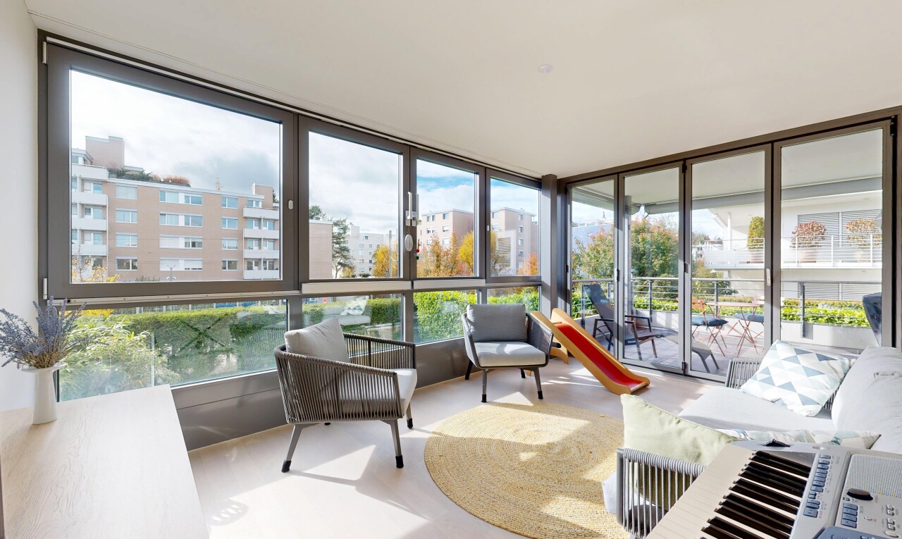 wohnzimmer mit wintergarten, inside property, natural light, natürliches licht, und floor ceiling windows