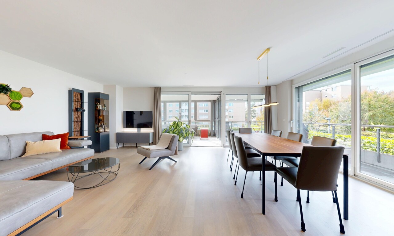 wohn- / esszimmer mit inside property, wood finish floor, holzfußboden, natural light, und natürliches licht