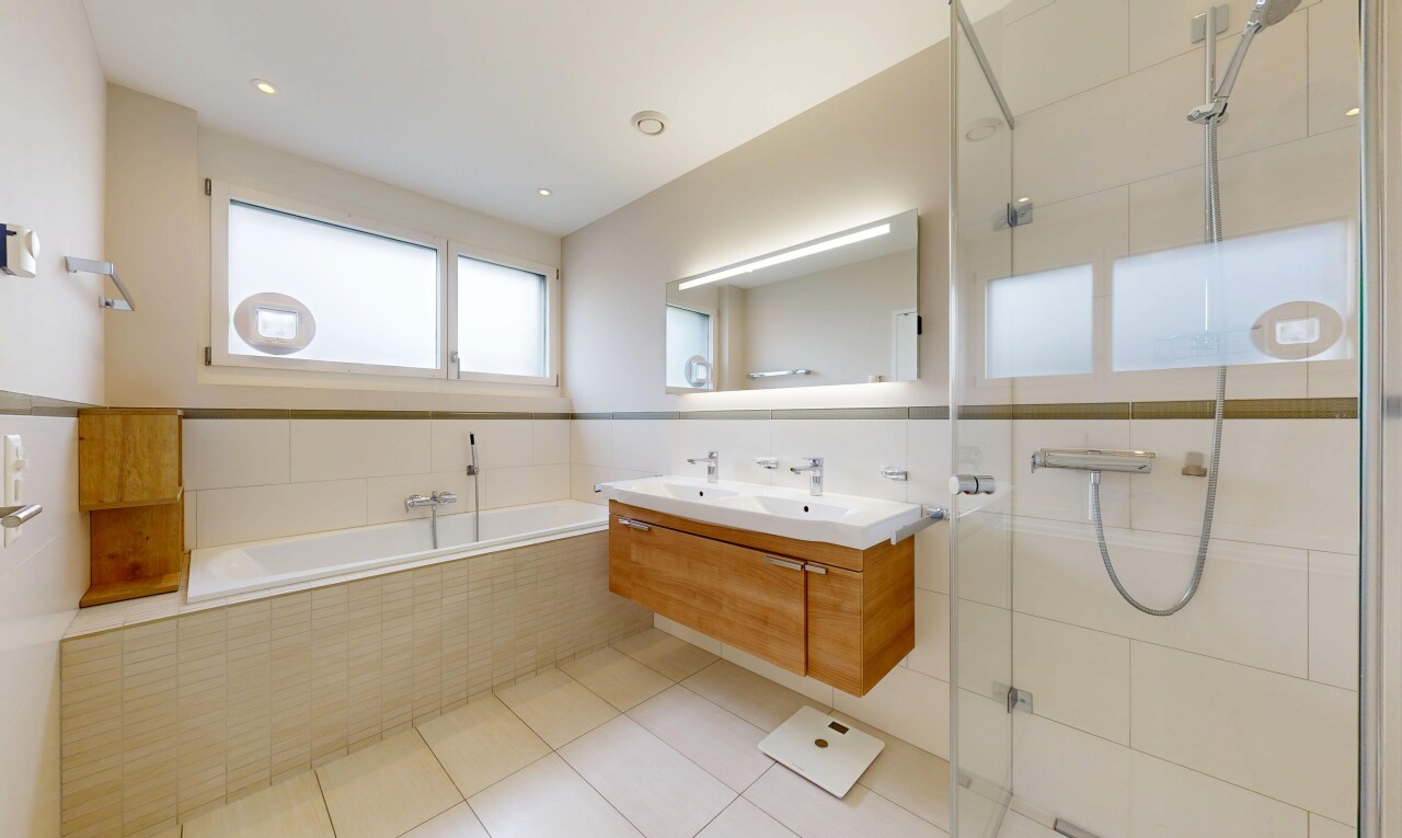 bad mit dusche, doppelwaschtisch, komplettes badezimmer, bad, und tile floor