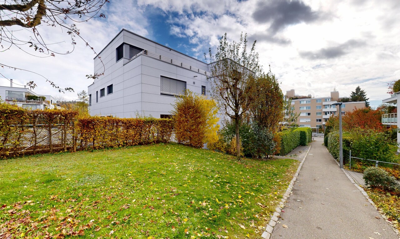 außenansicht mit rasen, zaun, property visible, und day time