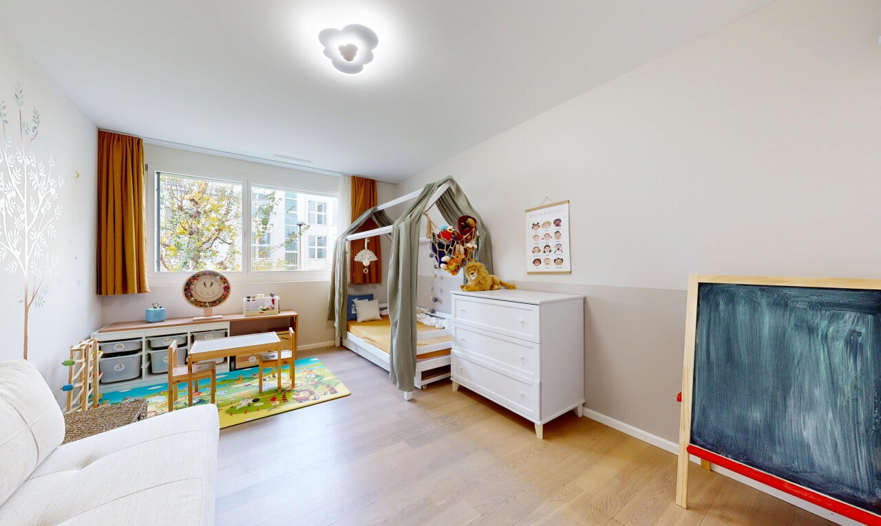 zimmer / schlafzimmer mit natürliches licht, natural light, holzfußboden, wood finish floor, und inside property