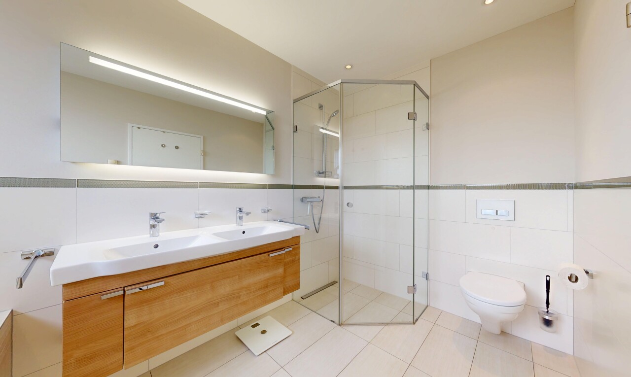 bad mit tile wall, fliesenwand, doppelwaschtisch, komplettes badezimmer, und inside property