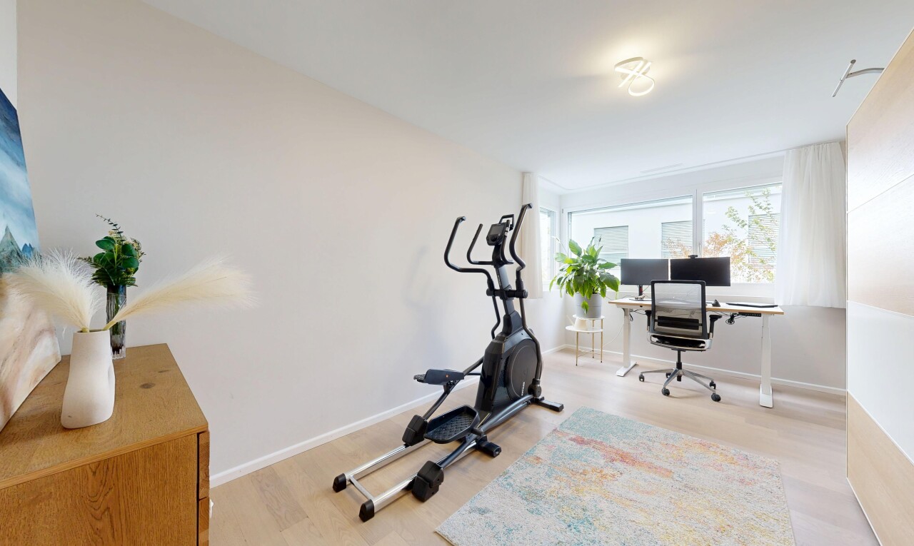 fitnessstudio mit wood finish floor, holzfußboden, drywall, gipskartonwand, und inside property