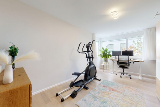fitnessstudio mit wood finish floor, holzfußboden, drywall, gipskartonwand, und inside property
