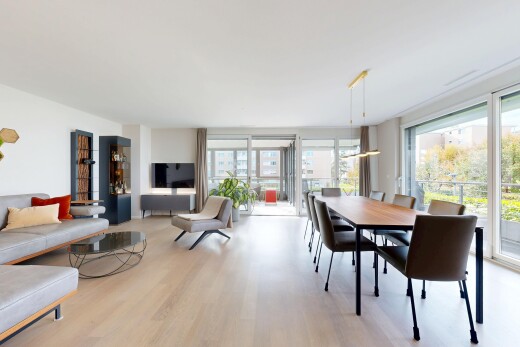 wohn- / esszimmer mit inside property, wood finish floor, holzfußboden, natural light, und natürliches licht