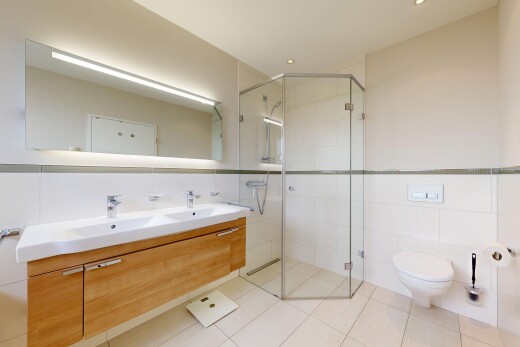 bad mit tile wall, fliesenwand, doppelwaschtisch, komplettes badezimmer, und inside property