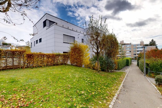 außenansicht mit rasen, zaun, property visible, und day time