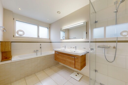 salle de bains avec douche, double vasque, salle de bain complète, bain, et tile floor