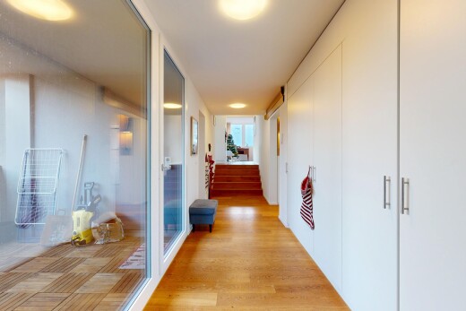 halle / korridor mit holzfußboden, wood finish floor, treppen, natürliches licht, und natural light