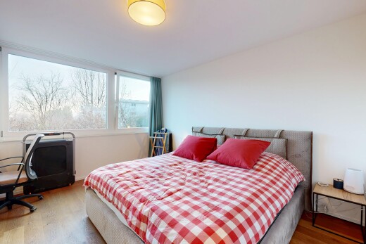 zimmer / schlafzimmer mit holzfußboden, wood finish floor, natürliches licht, natural light, und inside property