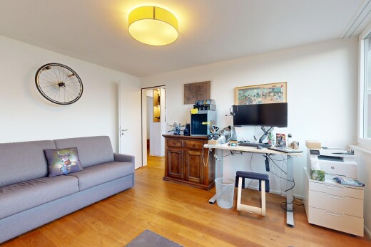 wohnzimmer mit bürobereich, fernseher, gipskartonwand, drywall, und holzfußboden