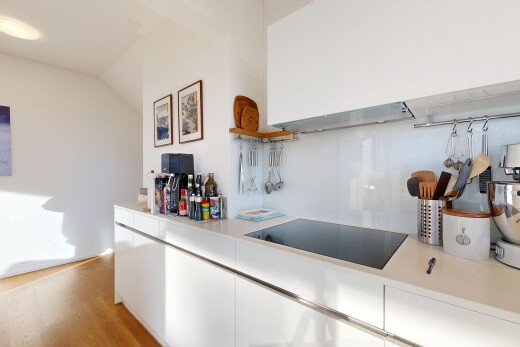 küche mit weiße schränke, gipskartonwand, drywall, arbeitsplatten, und herd