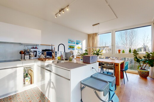 küche mit natürliches licht, natural light, weiße schränke, inside property, und arbeitsplatten