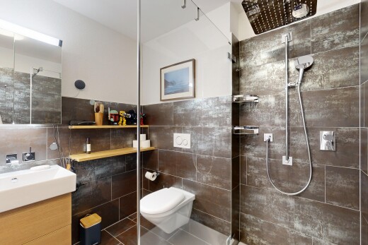 bad mit schminktisch, komplettes badezimmer, dusche, spiegel, und inside property