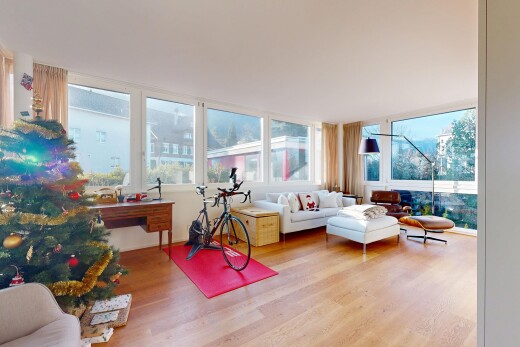 wohnzimmer mit inside property, natürliches licht, natural light, holzfußboden, und wood finish floor