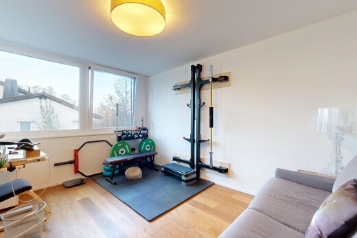 fitnessstudio mit natürliches licht, natural light, holzfußboden, wood finish floor, und gipskartonwand