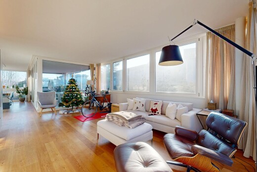 wohn- / esszimmer mit inside property, holzfußboden, wood finish floor, natürliches licht, und natural light