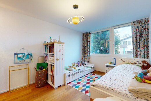 zimmer / schlafzimmer mit natürliches licht, natural light, holzfußboden, wood finish floor, und gipskartonwand