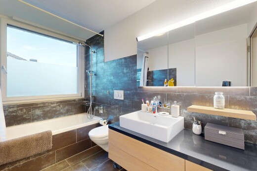 bad mit komplettes badezimmer, kombiniertes bad / dusche, schminktisch, waschbecken, und natürliches licht