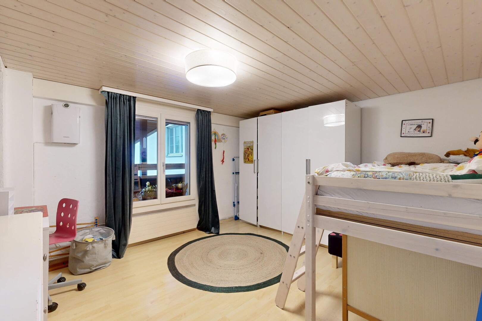zimmer / schlafzimmer mit inside property, wood finish floor, holzfußboden, drywall, und gipskartonwand