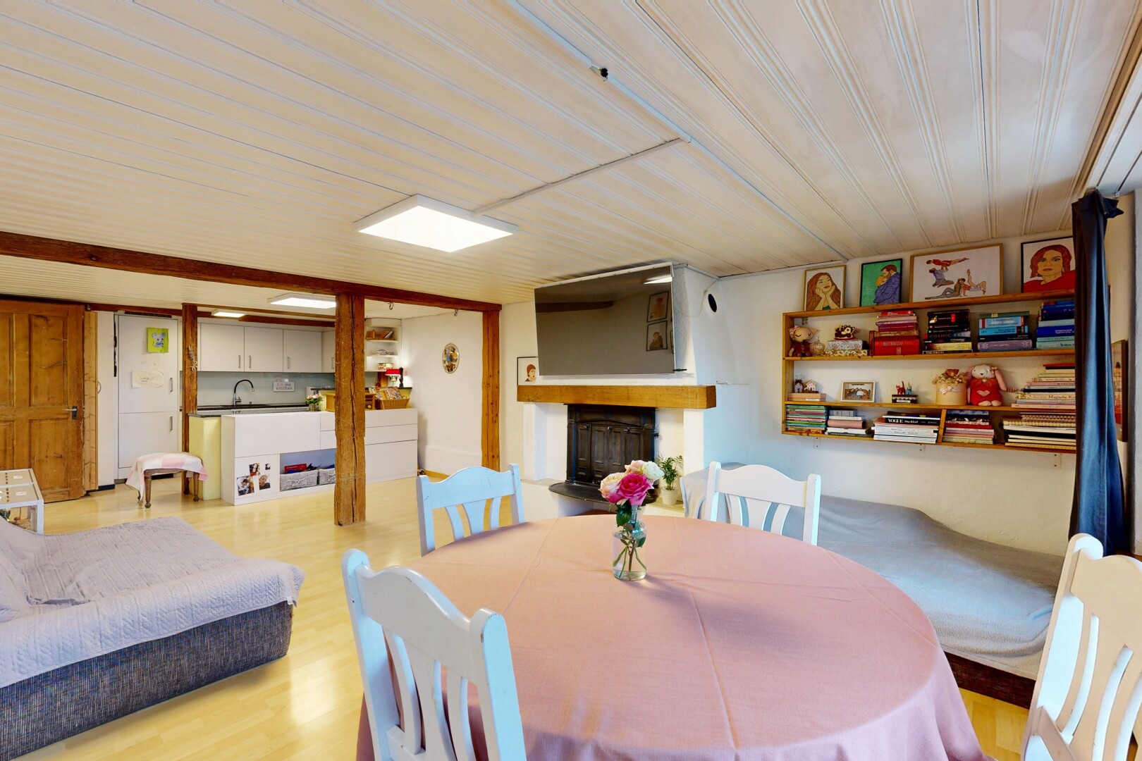 wohn- / esszimmer mit kamin, wood finish floor, holzfußboden, low ceiling, und niedrige decke