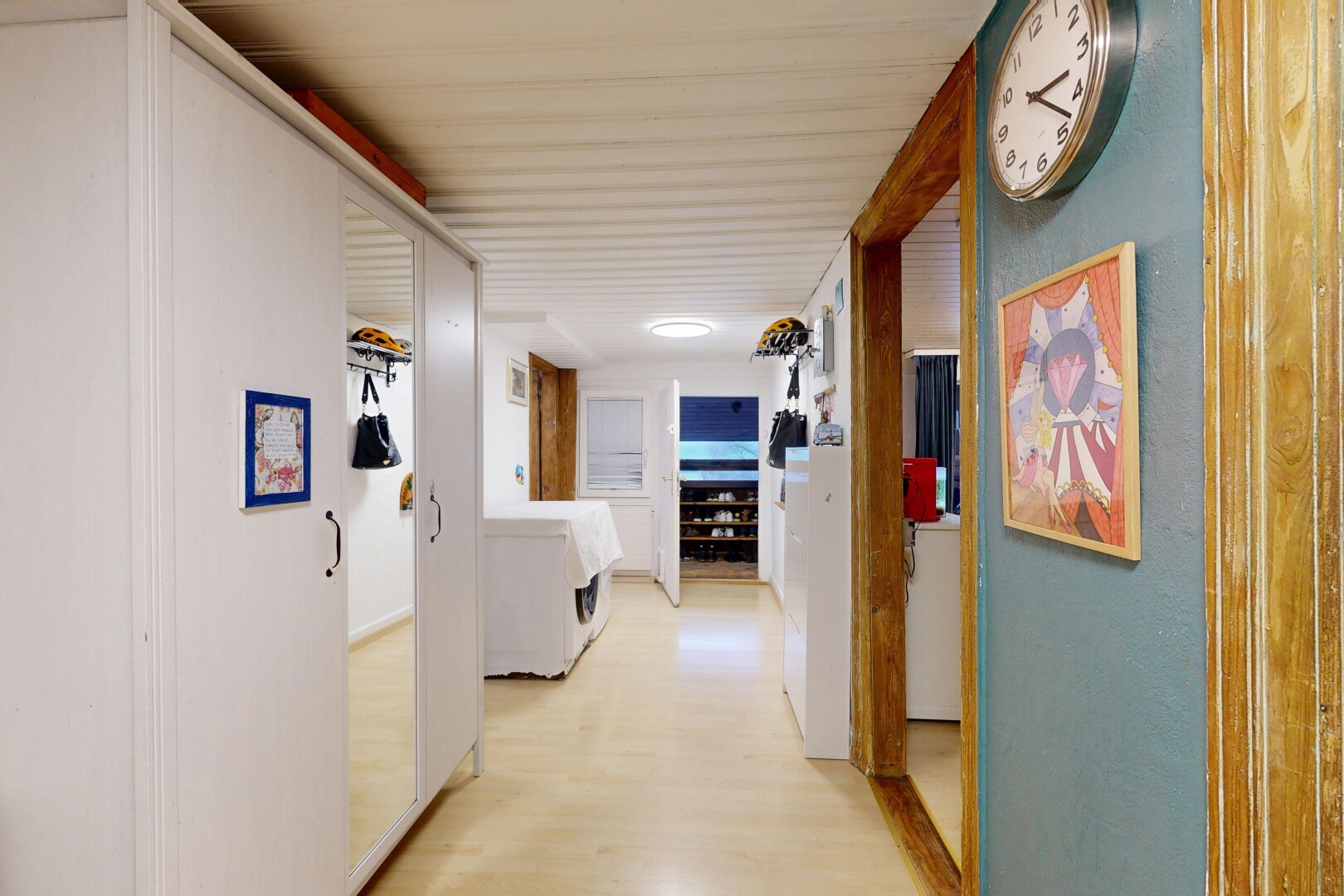 halle / korridor mit inside property, wood finish floor, und holzfußboden