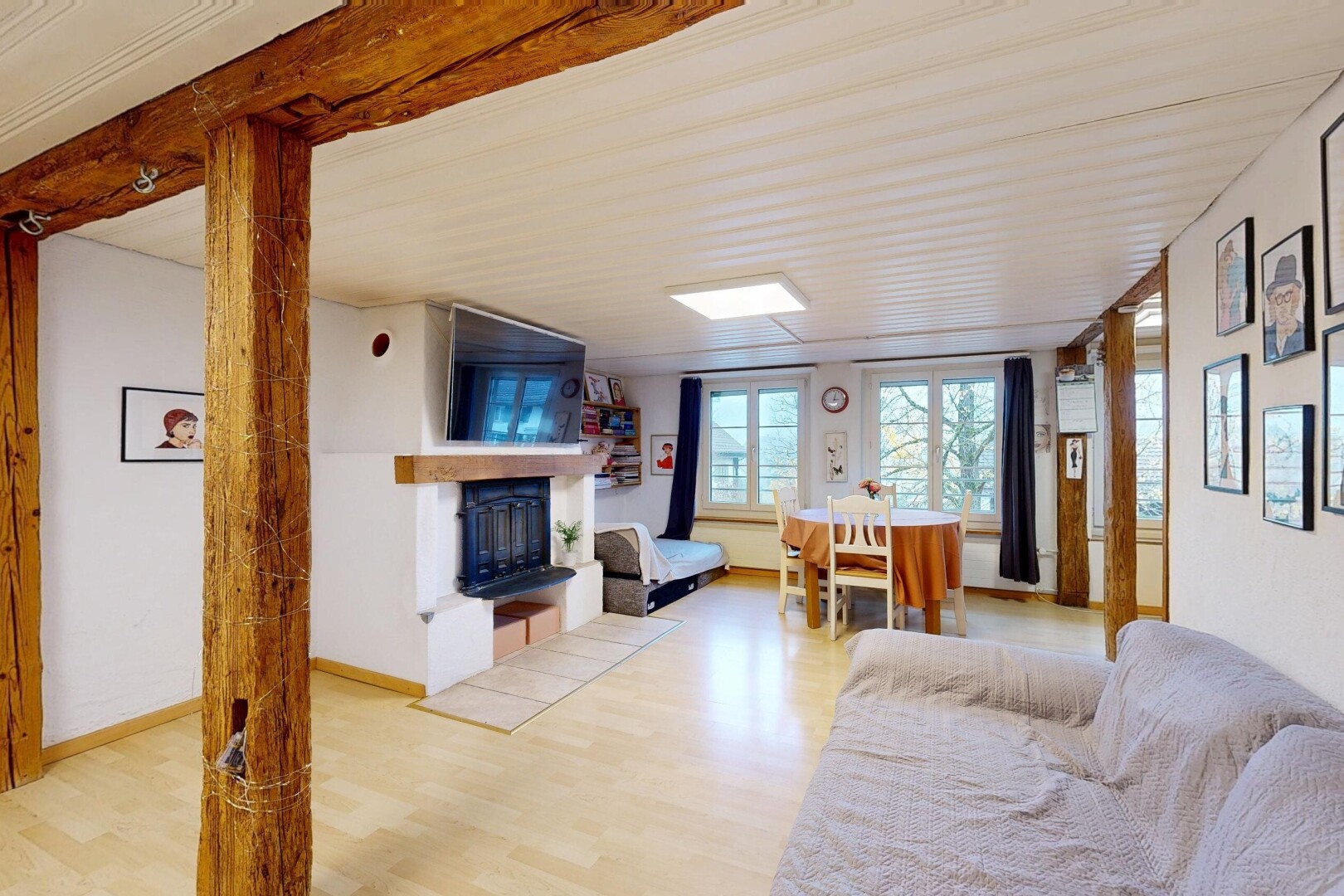 wohnzimmer mit kamin, drywall, gipskartonwand, wood finish floor, und holzfußboden