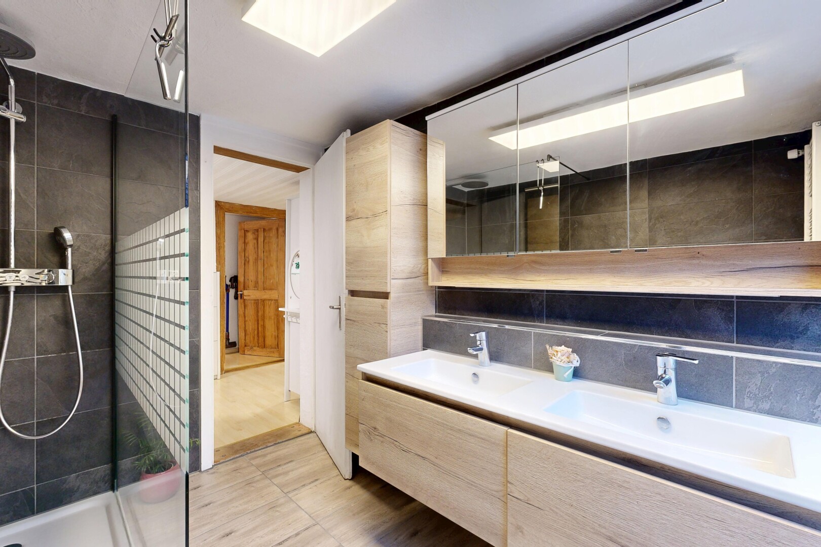 bad mit dusche, doppelwaschtisch, komplettes badezimmer, inside property, und waschbecken