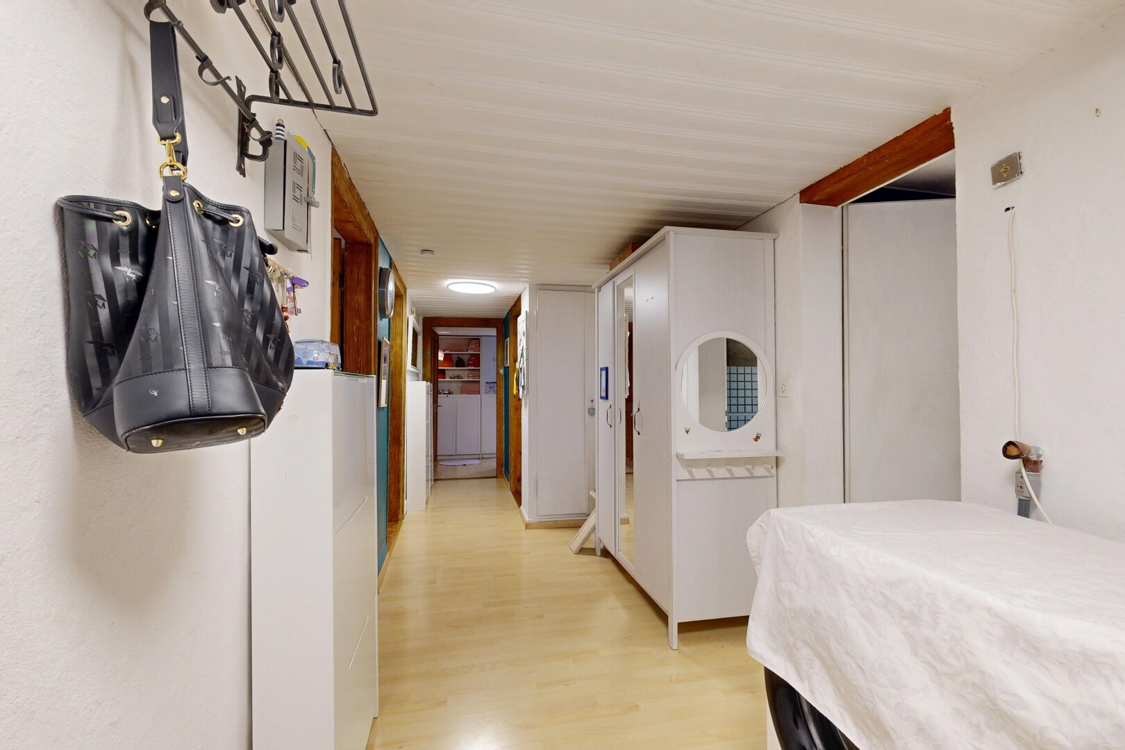 halle / korridor mit holzfußboden, wood finish floor, inside property, gipskartonwand, und drywall