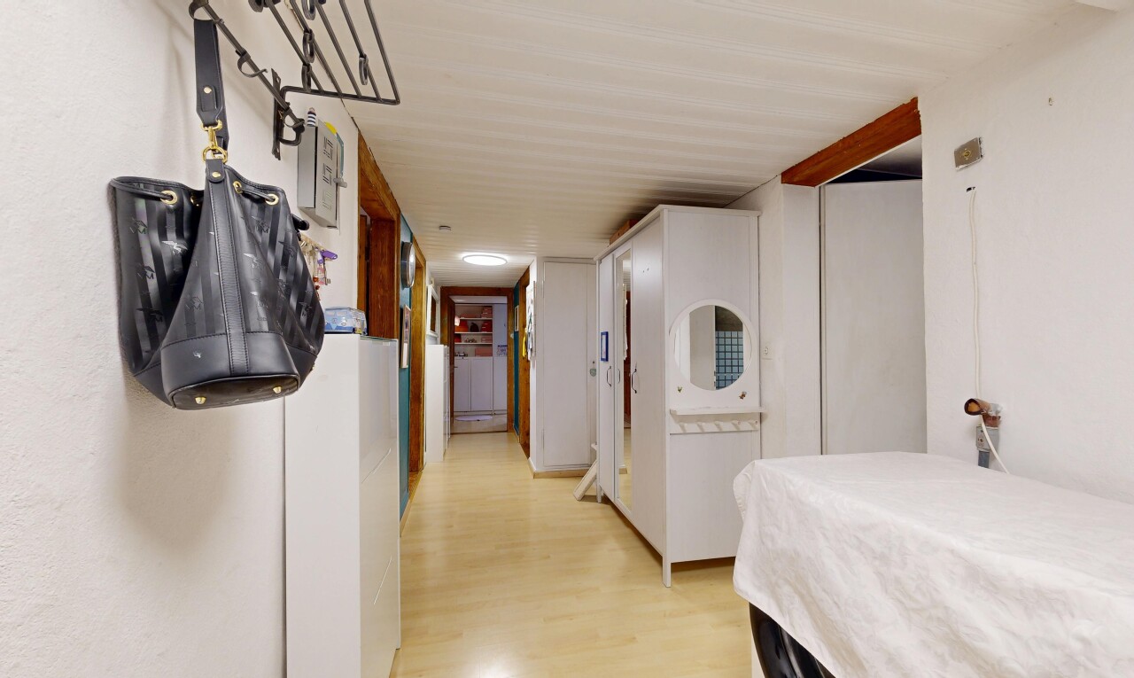 halle / korridor mit holzfußboden, wood finish floor, inside property, gipskartonwand, und drywall