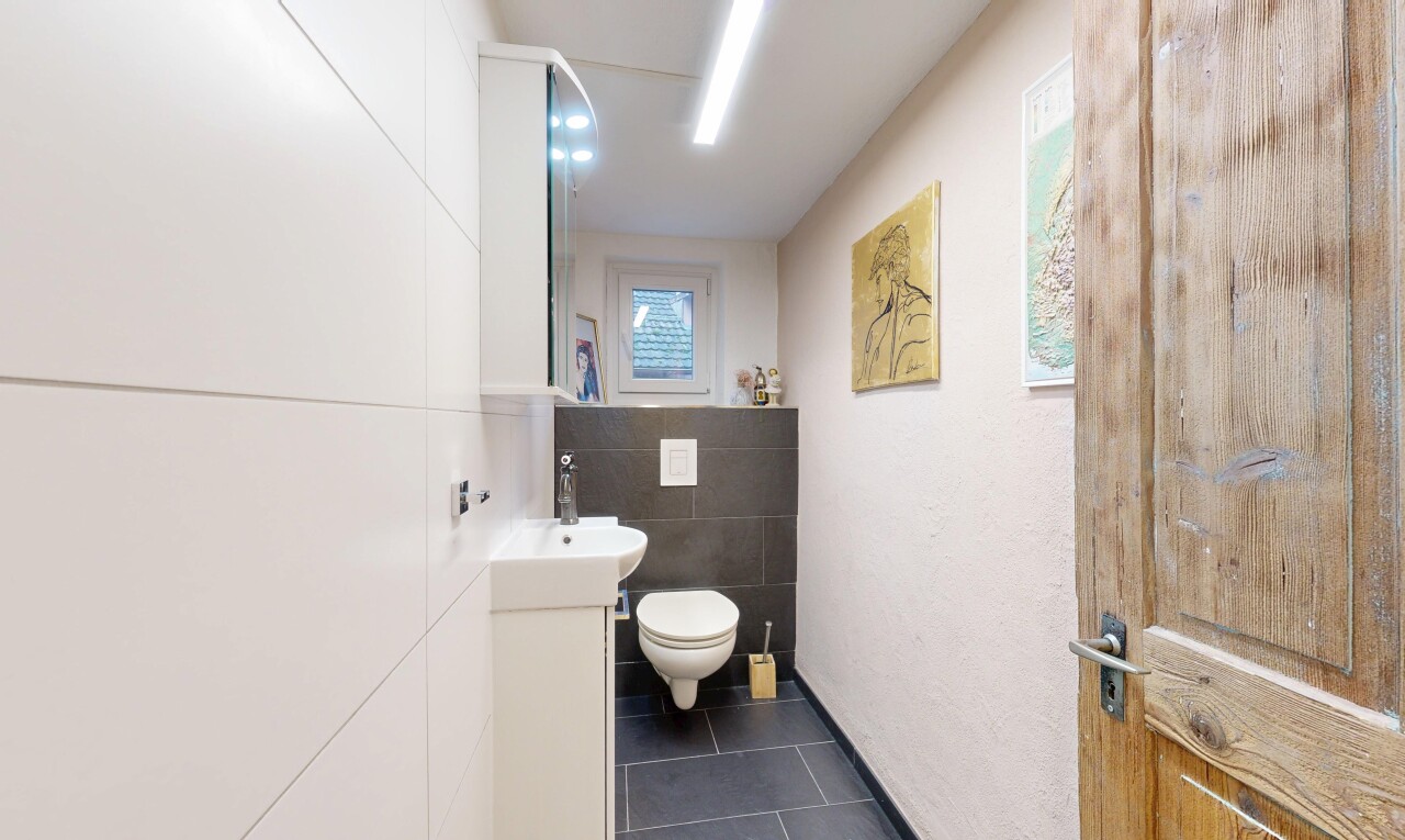 bad mit spiegel, fliesenboden, tile floor, natürliches licht, und natural light