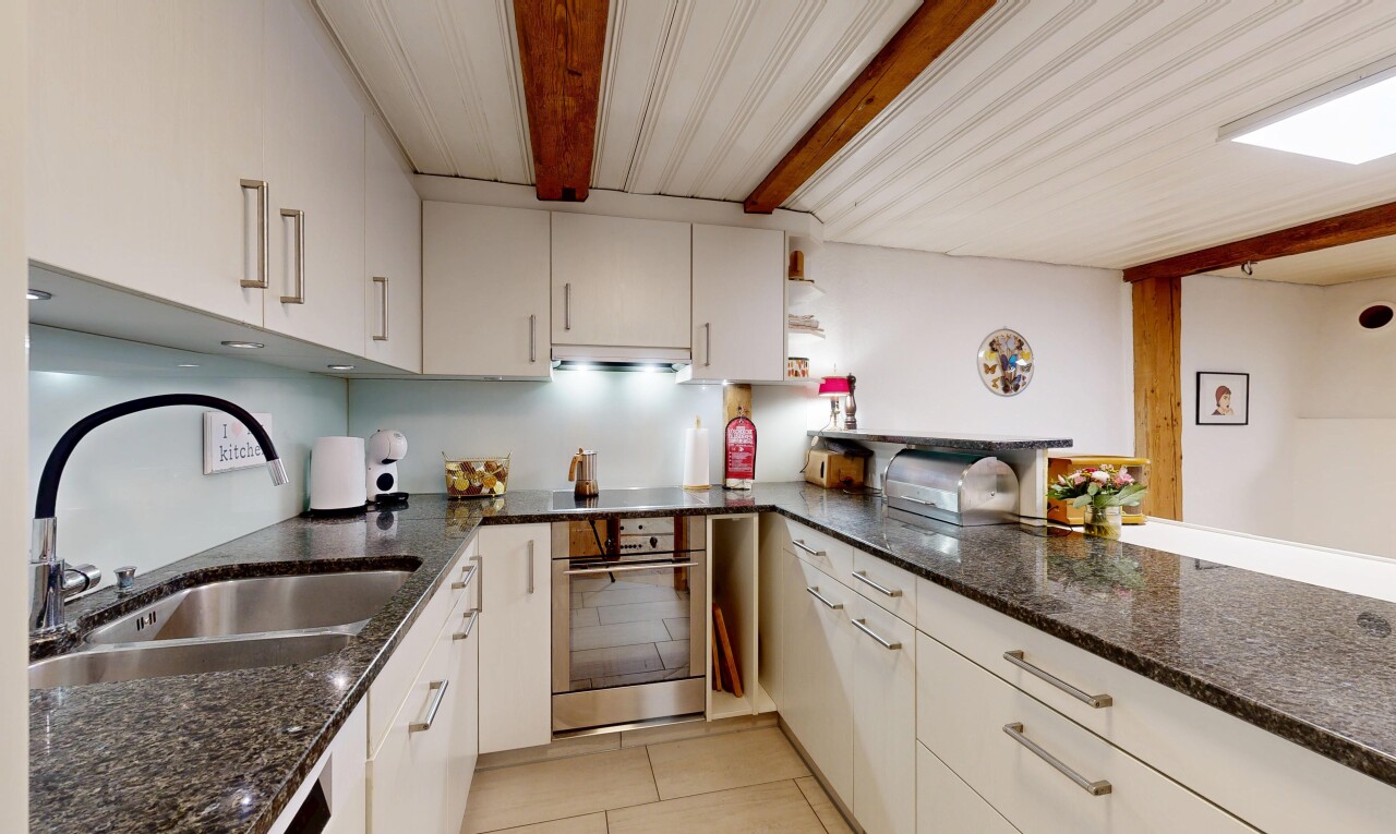 küche mit ofen, waschbecken, inside property, stein arbeitsplatten, und tile floor