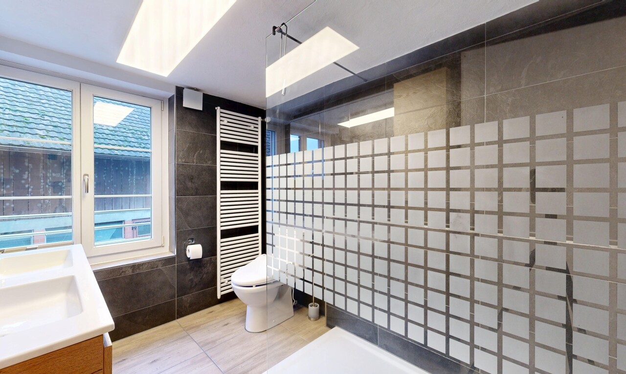 bad mit fliesenwand, tile wall, komplettes badezimmer, kühler, und doppelwaschtisch