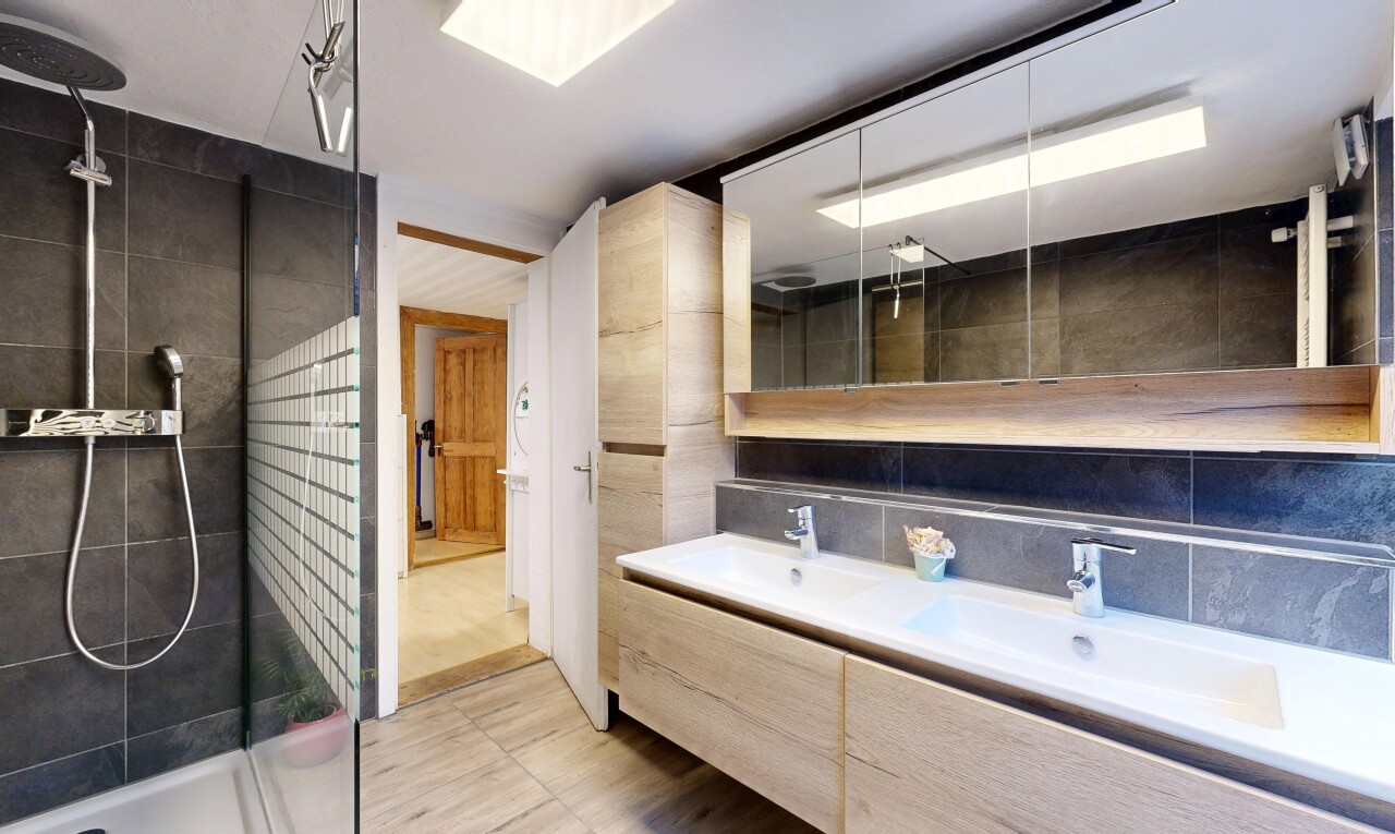 bad mit dusche, doppelwaschtisch, komplettes badezimmer, inside property, und waschbecken