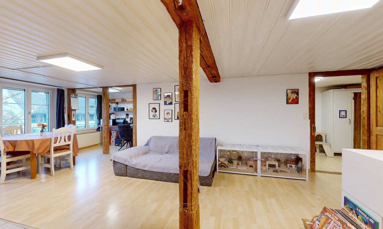 wohn- / esszimmer mit natural light, natürliches licht, wood finish floor, holzfußboden, und inside property