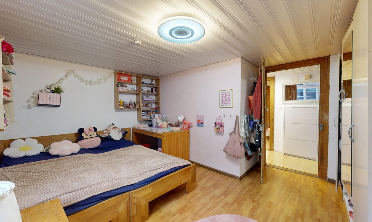 zimmer / schlafzimmer mit wood finish floor, holzfußboden, inside property, drywall, und gipskartonwand