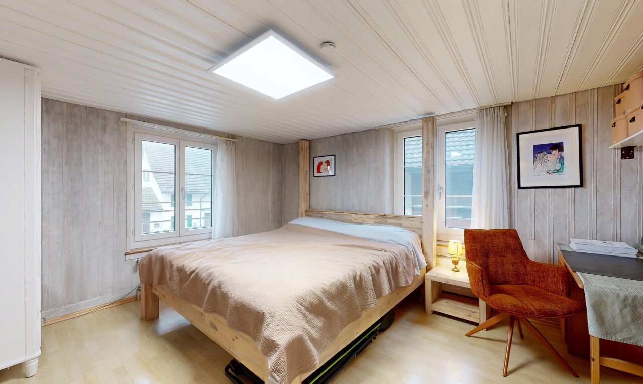 zimmer / schlafzimmer mit inside property, wood finish floor, holzfußboden, natural light, und natürliches licht