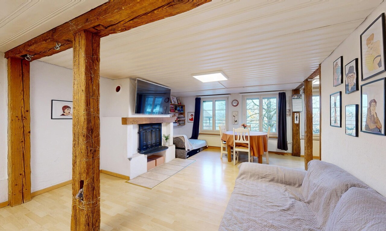 wohnzimmer mit kamin, drywall, gipskartonwand, wood finish floor, und holzfußboden