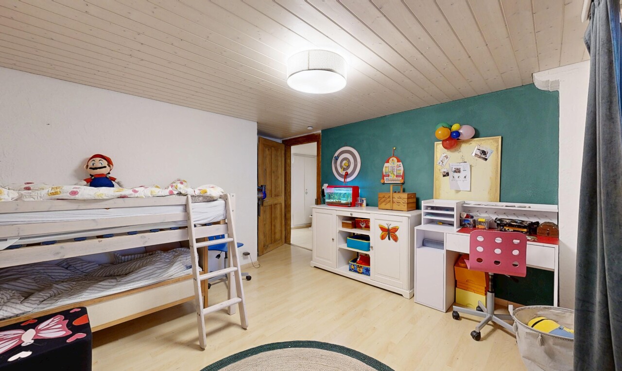 zimmer / schlafzimmer mit holzfußboden, wood finish floor, gipskartonwand, drywall, und inside property