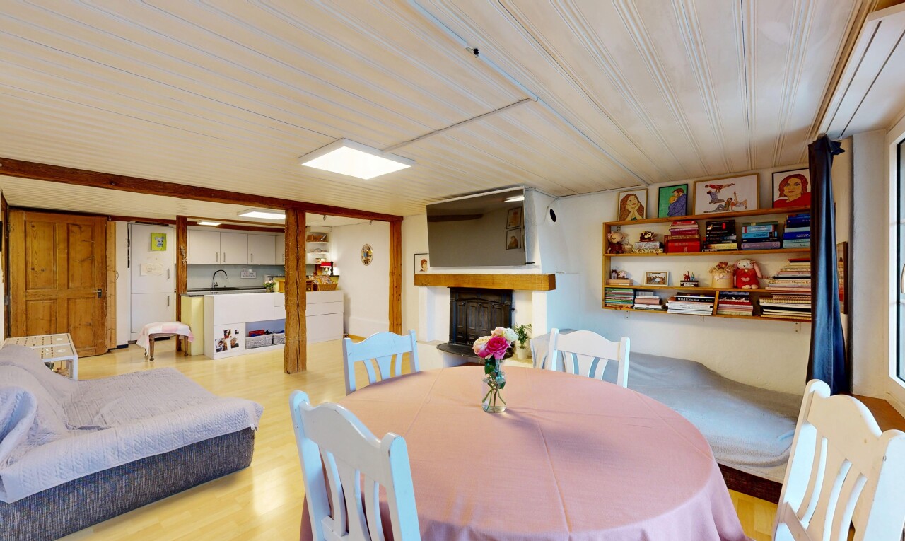 wohn- / esszimmer mit kamin, wood finish floor, holzfußboden, low ceiling, und niedrige decke