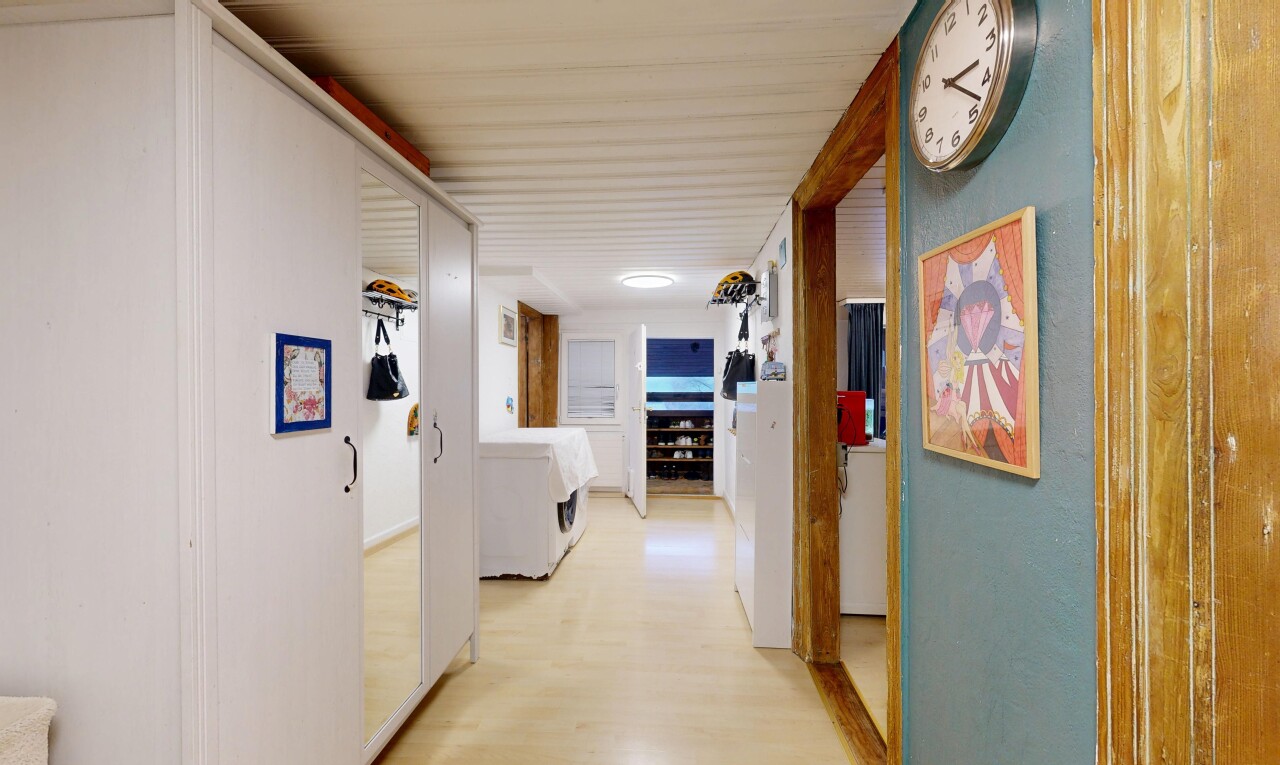 halle / korridor mit inside property, wood finish floor, und holzfußboden